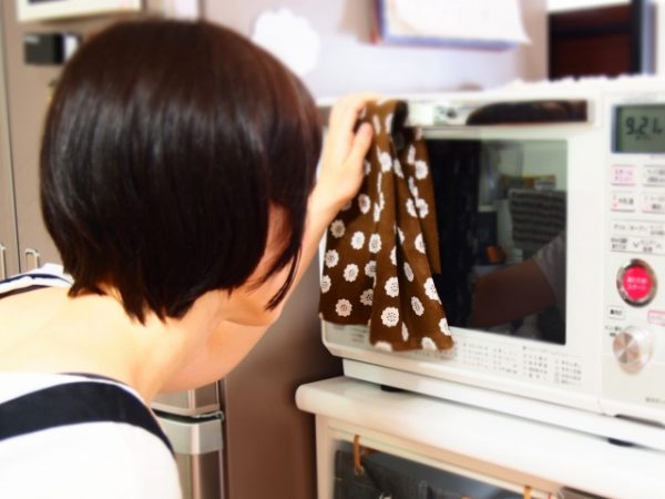 汚れを放っておくと大変！簡単にできる電子レンジの掃除方法をご紹介！