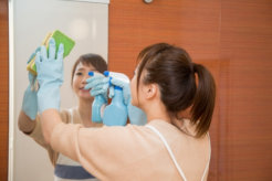 鏡につくうろこの正体とは？簡単にできる掃除方法と予防策について解説！