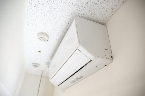 エアコンに虫が入った!侵入したときの対策と虫除け方法は?害虫駆除サービスも紹介