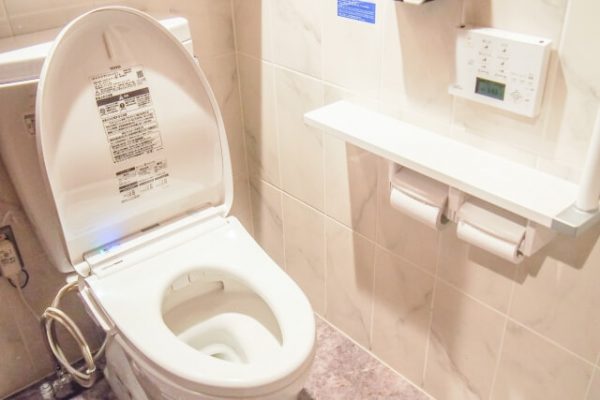 トイレ掃除を効率的におこなう方法とは？必要な道具や手順を解説