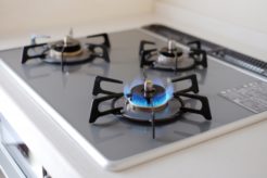 【専門家監修】ガスコンロを効率的に掃除する方法を箇所別に紹介!