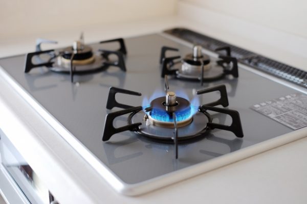 【専門家監修】ガスコンロを効率的に掃除する方法を箇所別に紹介！