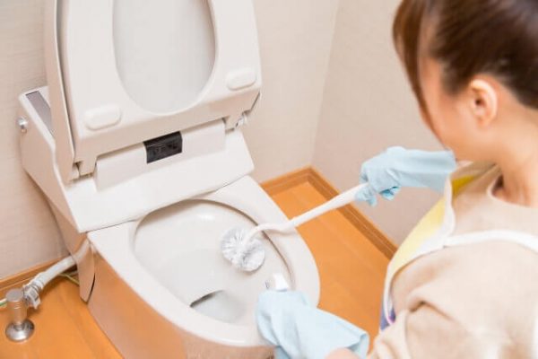 トイレ掃除を効率的におこなう方法とは？必要な道具や手順、頻度を解説
