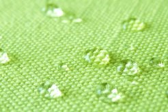 クリーニングの撥水加工の効果は?撥水スプレーとの違いやおすすめサービスを解説