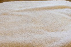 毛布はクリーニングに出すべき?自宅で洗う方法やクリーニングの相場を解説