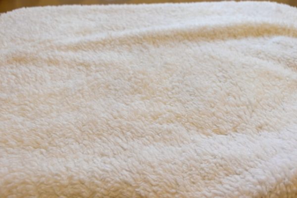 毛布はクリーニングに出すべき？自宅で洗う方法やクリーニングの相場を解説