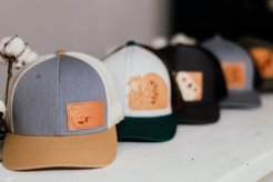 帽子はクリーニングに出せる？料金や日数、カビ汚れに対応したおすすめの宅配サービス3選