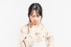 エアコンで喉が痛くなるのはなぜ?原因や対処法を解説