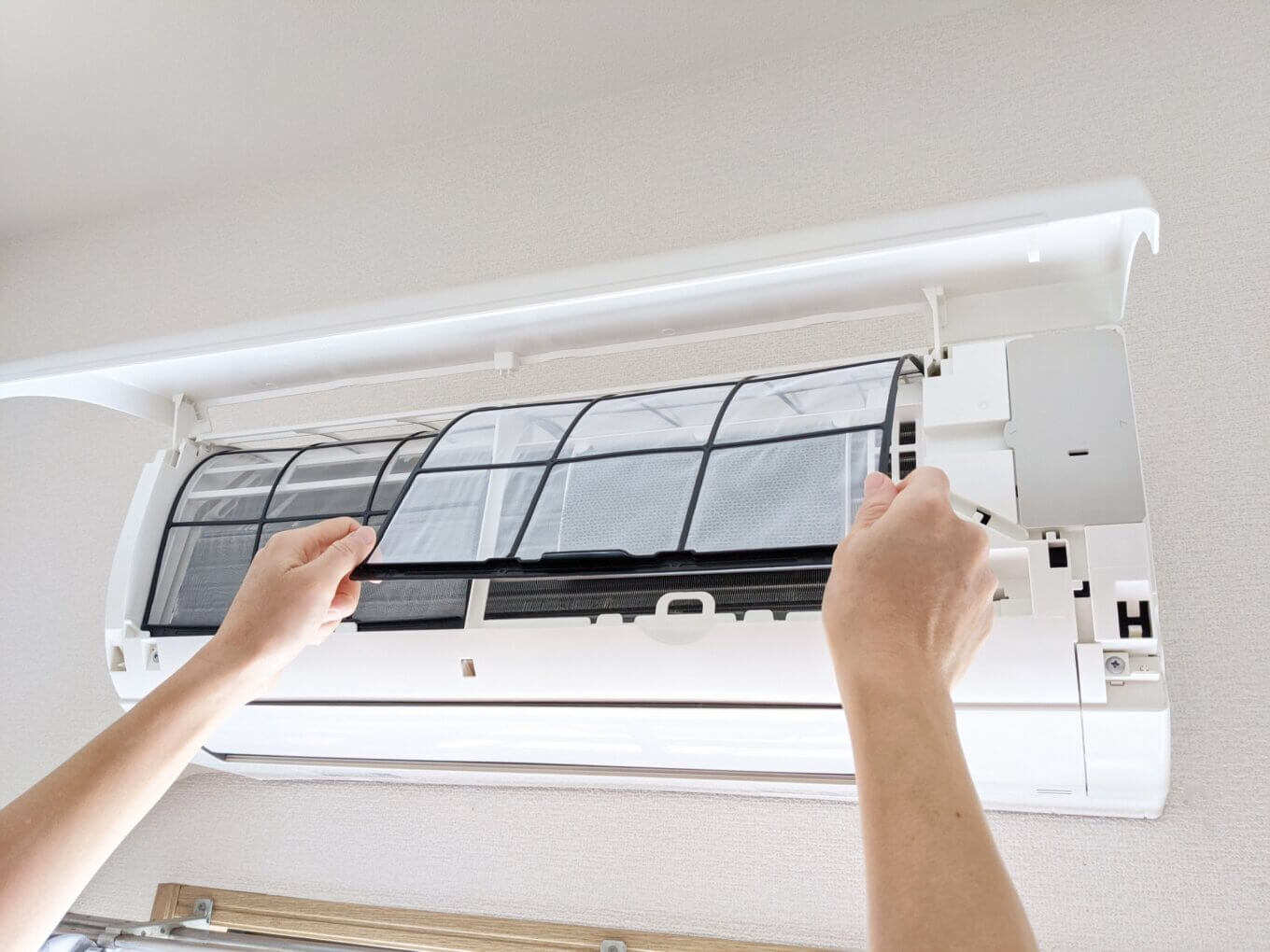 エアコンがうるさくて眠れない！？気になる原因と対処法を解説