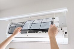 エアコンがうるさくて眠れない!?気になる原因と対処法を解説