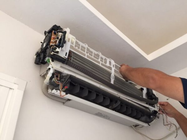 エアコンの分解洗浄とは？自分でできる？料金の相場や頻度を解説