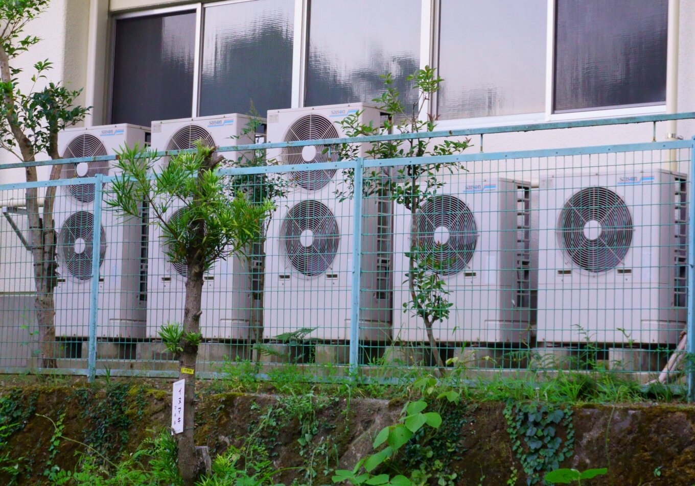 エアコン室外機の掃除は必要？掃除する方法や得られるメリットも解説