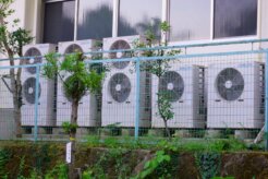 エアコン室外機の掃除は必要？掃除する方法や得られるメリットも解説